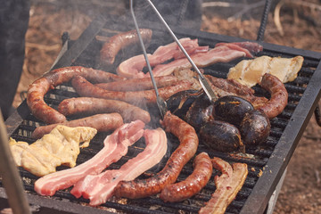 barbacoa de carne en la naturaleza