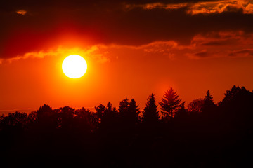Obraz premium Beautiful and impressive orange color sunset on the horizon during spring season.