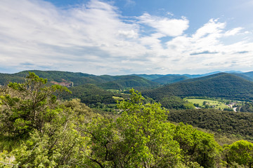 Fototapeta na wymiar Montagnes et forêts des Cévennes à perte de vue à proximité du village de Corbès (Occitanie, France)