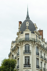 Fototapeta na wymiar old elegant facade building in the city, Toulouse, France