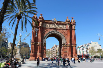 vista esterna edificio monumento storico centro città di Barcellona