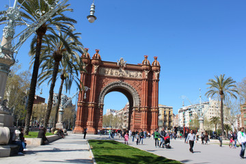 vista esterna edificio monumento storico centro città di Barcellona