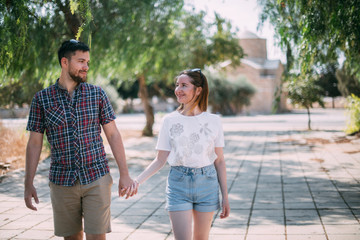 Obraz premium Lovers walk on a shady alley