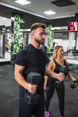 pareja joven entrenando juntos