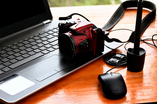 Camera on a laptop, around a mouse and a pen for a digitizing tablet.