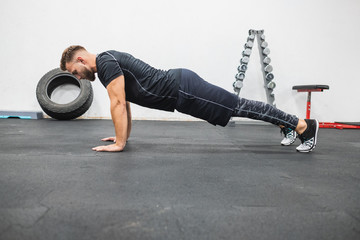 atleta joven entrenando en gimnasio