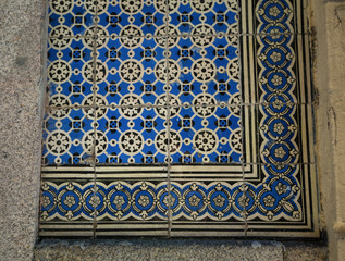 Obraz premium Traditional old tiles wall on the Porto streets, painted tin-glazed, azulejos ceramic tilework.