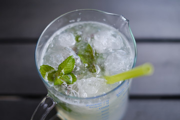 Kalte Sommer Limonade mit frischer Minze