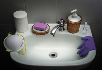 Lavabo con jaboncillo, guantes, barbijo, atomizador de alcohol y papel toalla