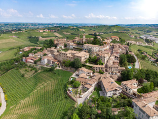 Fototapeta na wymiar Neive town. Beautiful Italian landscape. view from Langhe,Italian landmark. Unesco world heritage site