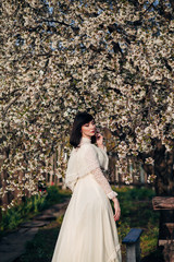 Obraz na płótnie Canvas woman in white spring blossoms
