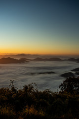 Paisagem com céu azul acima das nuvens 