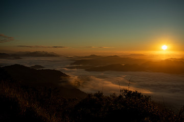 Paisagem com céu azul acima das nuvens 