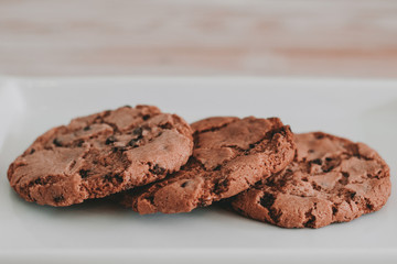 Tres galletas con chispas de chocolate  hechas en casa. 