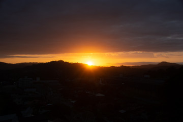 Nascer do Sol com montanhas ao fundo