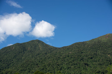Fototapeta na wymiar Paisagem de Montanhas e céu azul