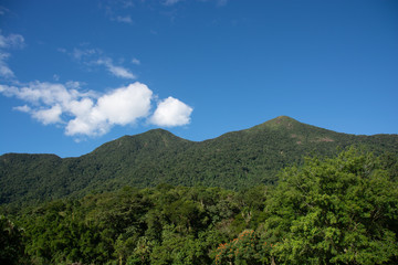 Fototapeta na wymiar Paisagem de Montanhas e céu azul
