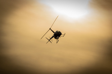 Nadlatujący czarny helikopter na tle nieba © Tomasz