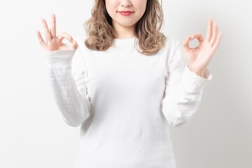 OKをする若い女性