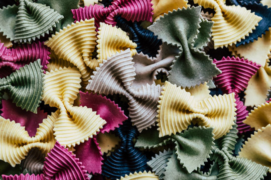 P&acirc;tes farfalles color&eacute;es - Arri&egrave;re plan ingr&eacute;dients alimentation