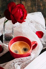 Tasse de café expresso et arrière plan fleur rouge vintage - Prendre une pause