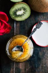 Confiture de kiwi fait maison dans un pot en verre