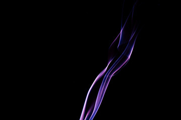 Fond texture abstrait fumée colorée violet sur fond noir