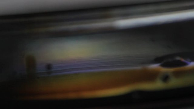 Ferrofluido l&iacute;quido sobre fondo oscuro.