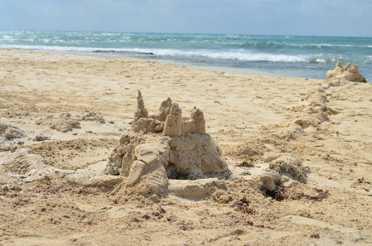 castillos de arena en playa 
