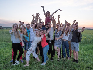 Obraz premium Friendly friends posing outdoors in the evening.