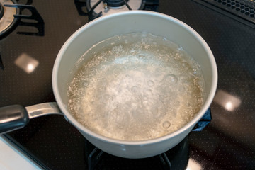 鍋の中で沸騰するお湯