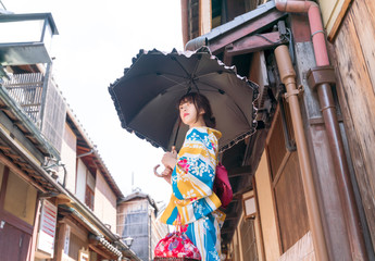 京都　祇園　浴衣の女性　日傘