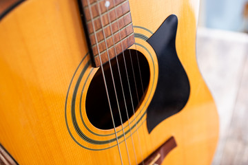 Obraz premium A closeup view of an acoustic guitar body.