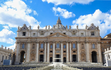 Fototapeta na wymiar Fachada de la basilica de San Pedro en la Ciudad del Vaticano