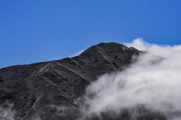 las nubes se apoderan, a la media mañana de las montañas, condensación de agua que luego se esparce por la provincia