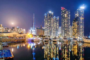 Obraz premium Night view of Skyscrapers Busan Marine City with reflection