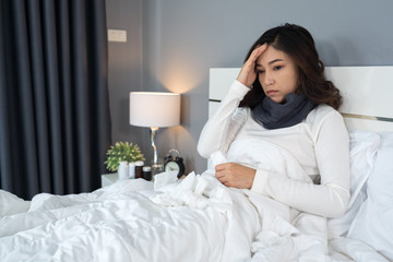Obraz na płótnie Canvas sick woman is headache in bed