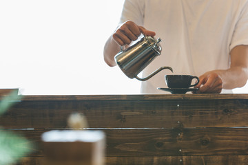 コーヒーを注ぐ手元