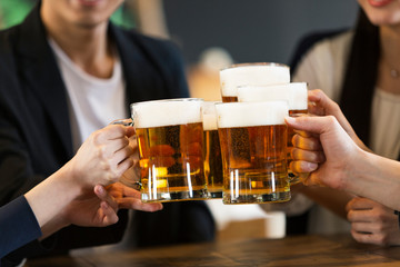 乾杯する男女グループ