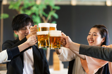 乾杯する男女グループ