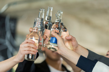 乾杯する男女グループ