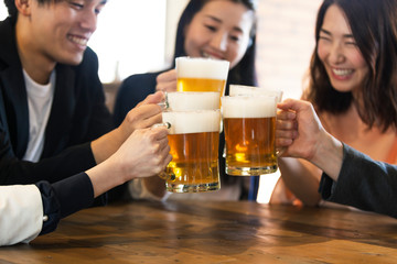 乾杯する男女グループ