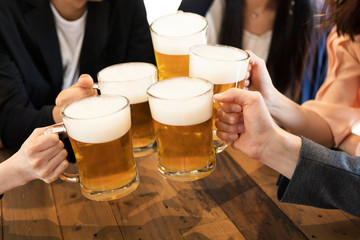 乾杯する男女グループ