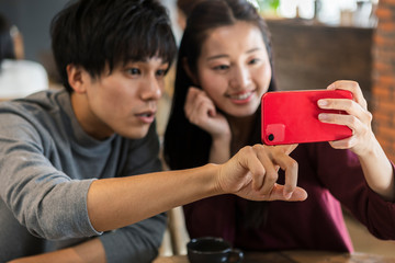 カフェで写真を撮る男女