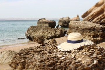 Fototapeta na wymiar hat on the beach