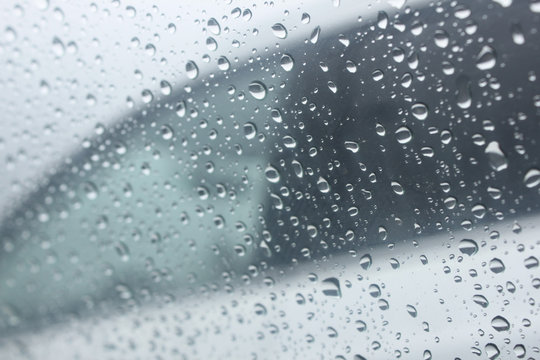 Gotas de lluvia en el parabrisas