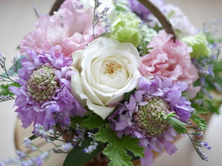 バラの花カゴ飾り