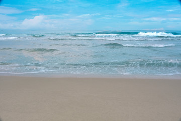 Fototapeta na wymiar The beach, the sea has rocks and sand. It is a beautiful atmosphere.