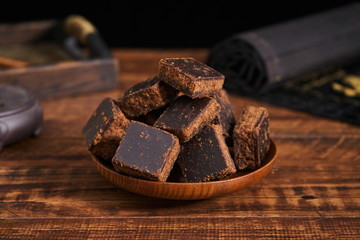 A small plate of brown sugar on the table, he is a fashion woman's favorite, can beauty beauty