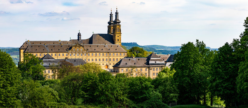 Kloster Banz bei Lichtenfels, im Hintergrund der Staffelberg und blauer Himmel, Panorama.
